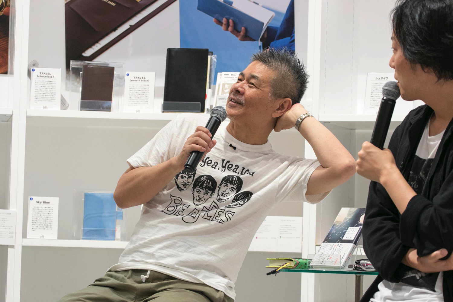 肘枕する糸井さん