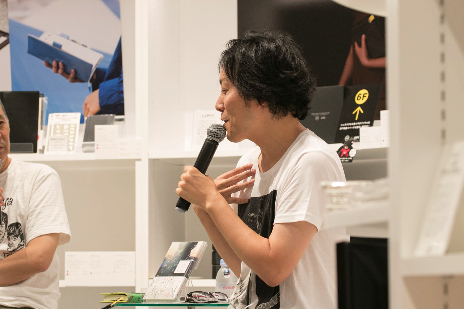 喜ぶ燃え殻さん