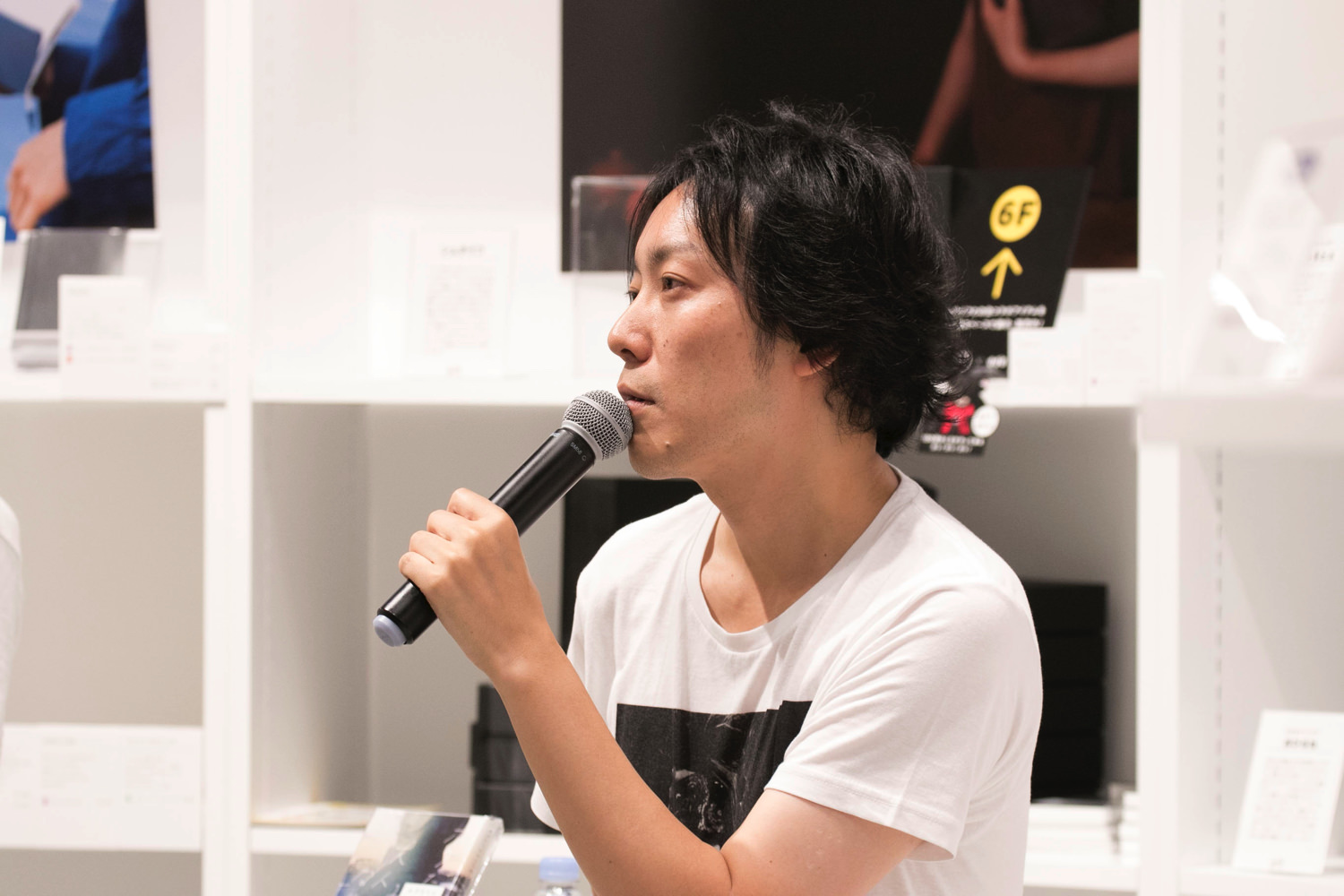 考える燃え殻さん