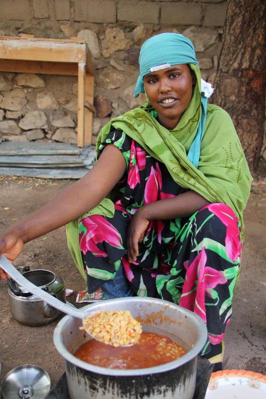 ソマリ人女性に豆の煮込み料理を習う。台所からの視点。