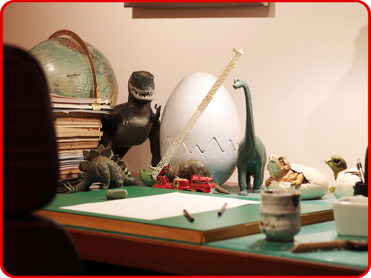 ▲机の上には恐竜のフィギュアが。
