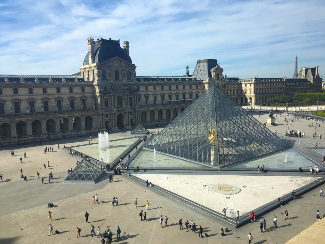 パリ大改造計画でつくられたルーブル・ピラミッド。