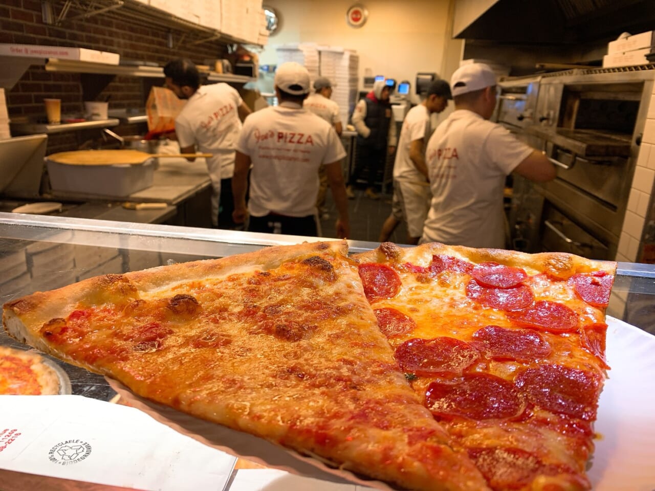 NYで憧れのピザを購入！大きさもさることながら味も最高です。