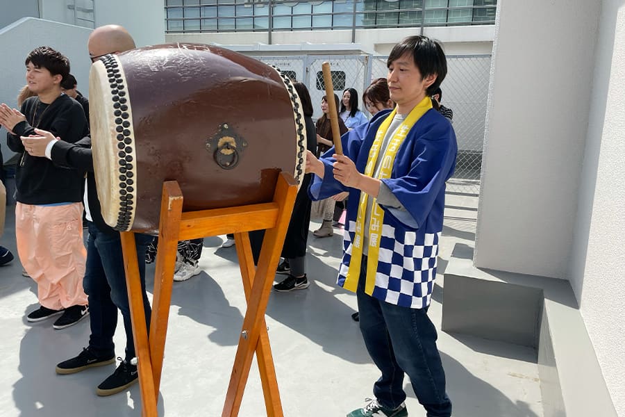 和太鼓にあこがれていた西田。ゆるい雰囲気が人気のひみつ。