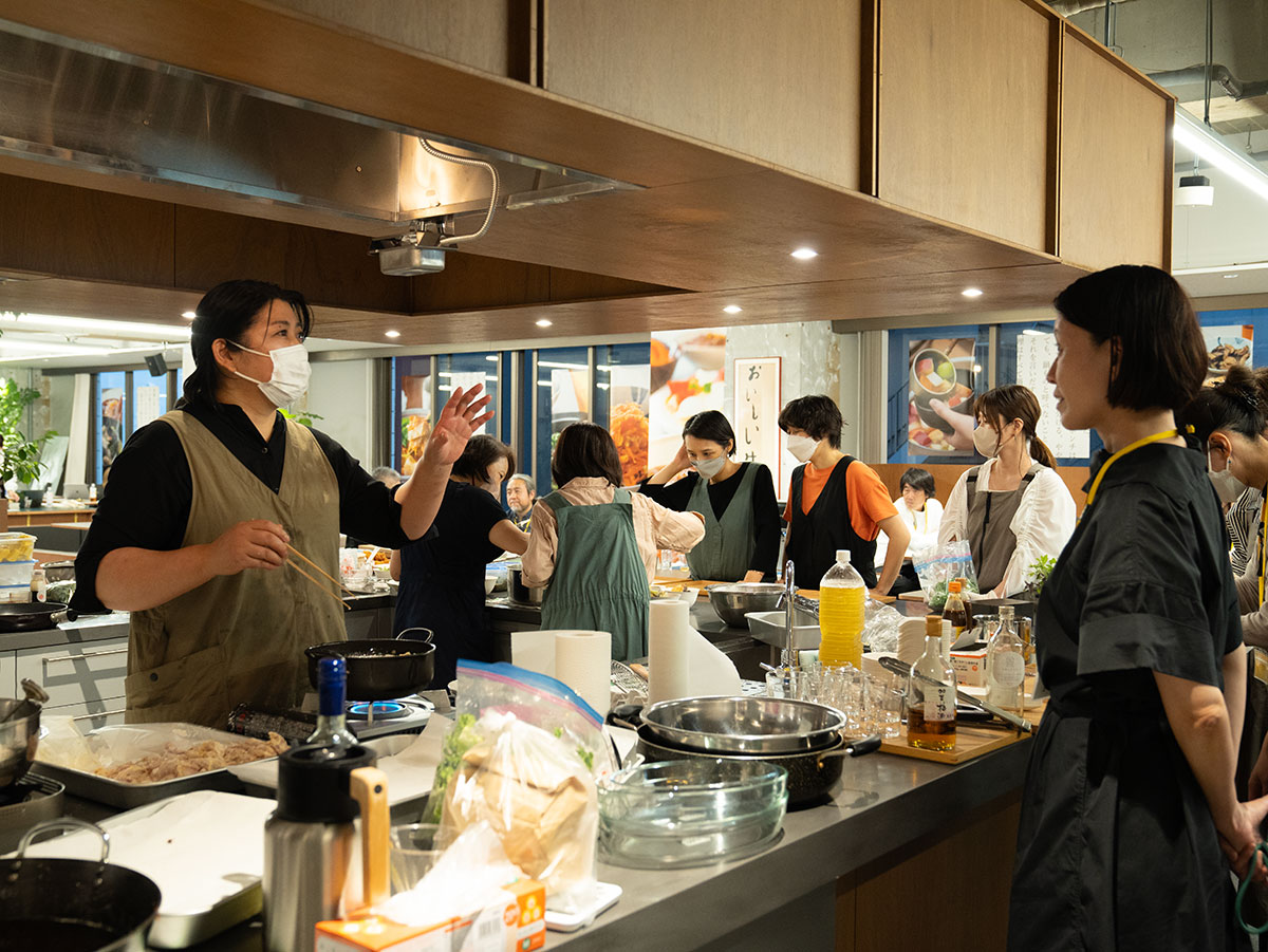 会場はオープンキッチンで、飯島さんの料理風景を間近に見ることができました。