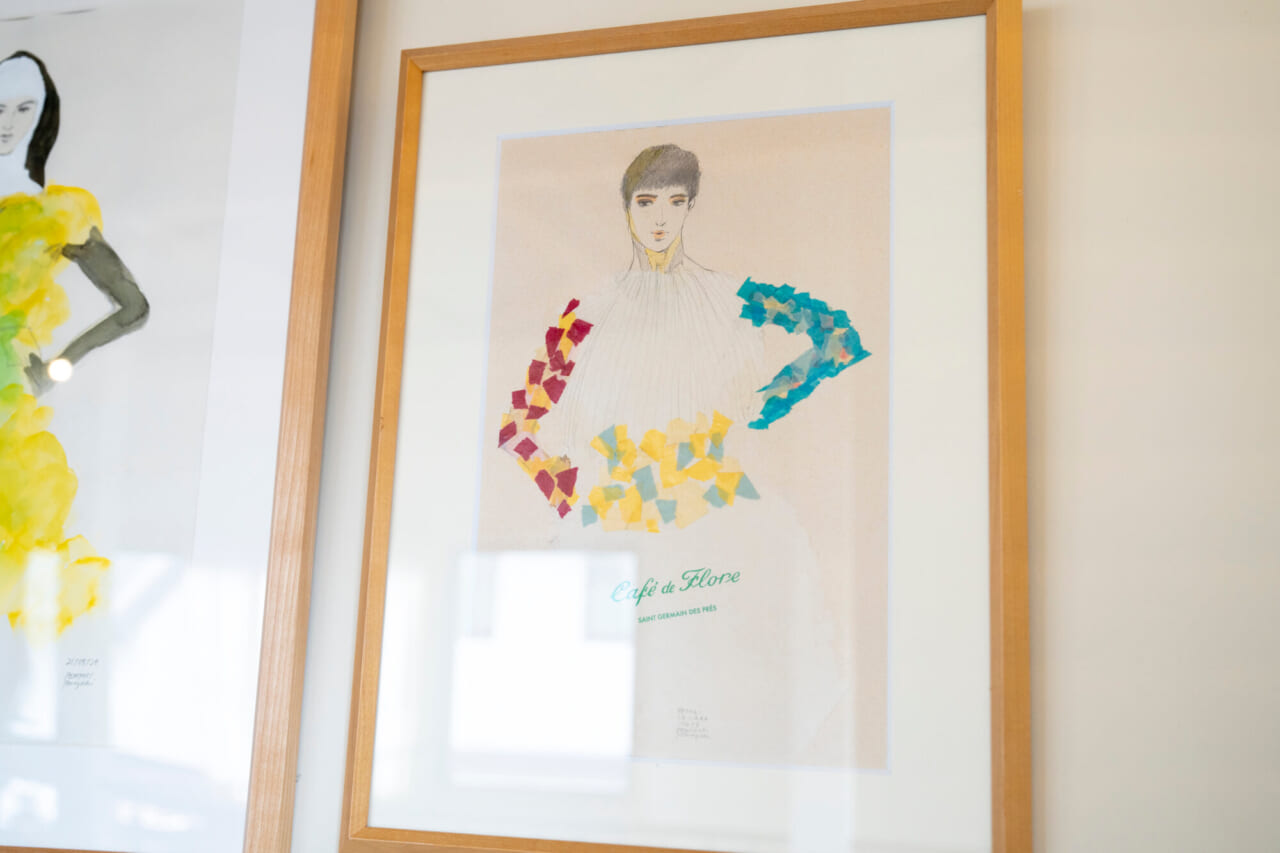 山﨑さんが描いた作品。2020年の春、緊急事態宣言下でお店を開けられなかった間、2階をアトリエにして過ごした。ショップカードにも使われている絵（右）には、女性のスカートにパリのカフェ「Café de Flore（カフェ・ド・フロール）」の文字が。