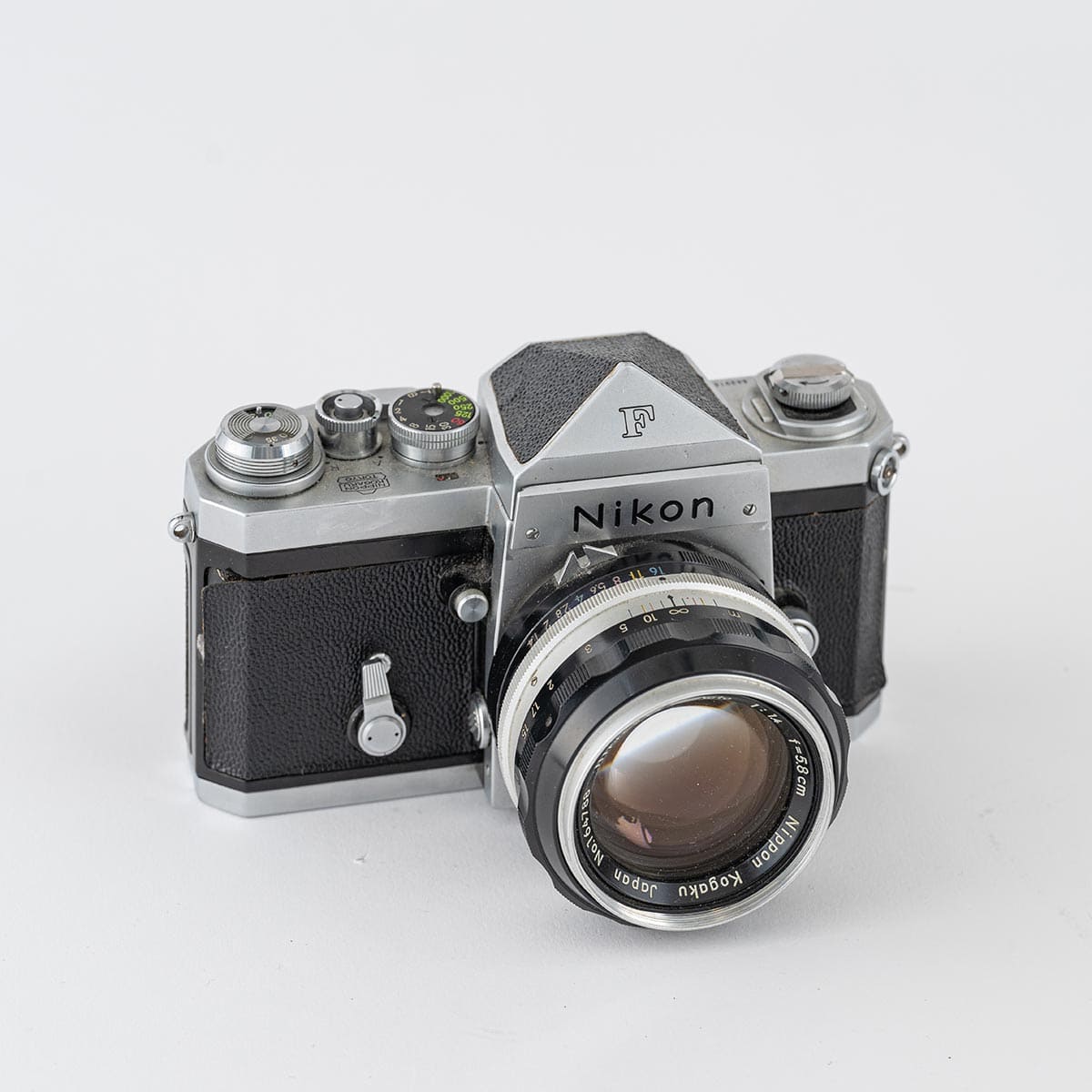 ニコマートと同時代の上位機種「Nikon F」。お父さんから引き継いだニコマートは、イタリア取材の時に「カメラバッグだけでなくクルマごと」盗まれてしまったそう。