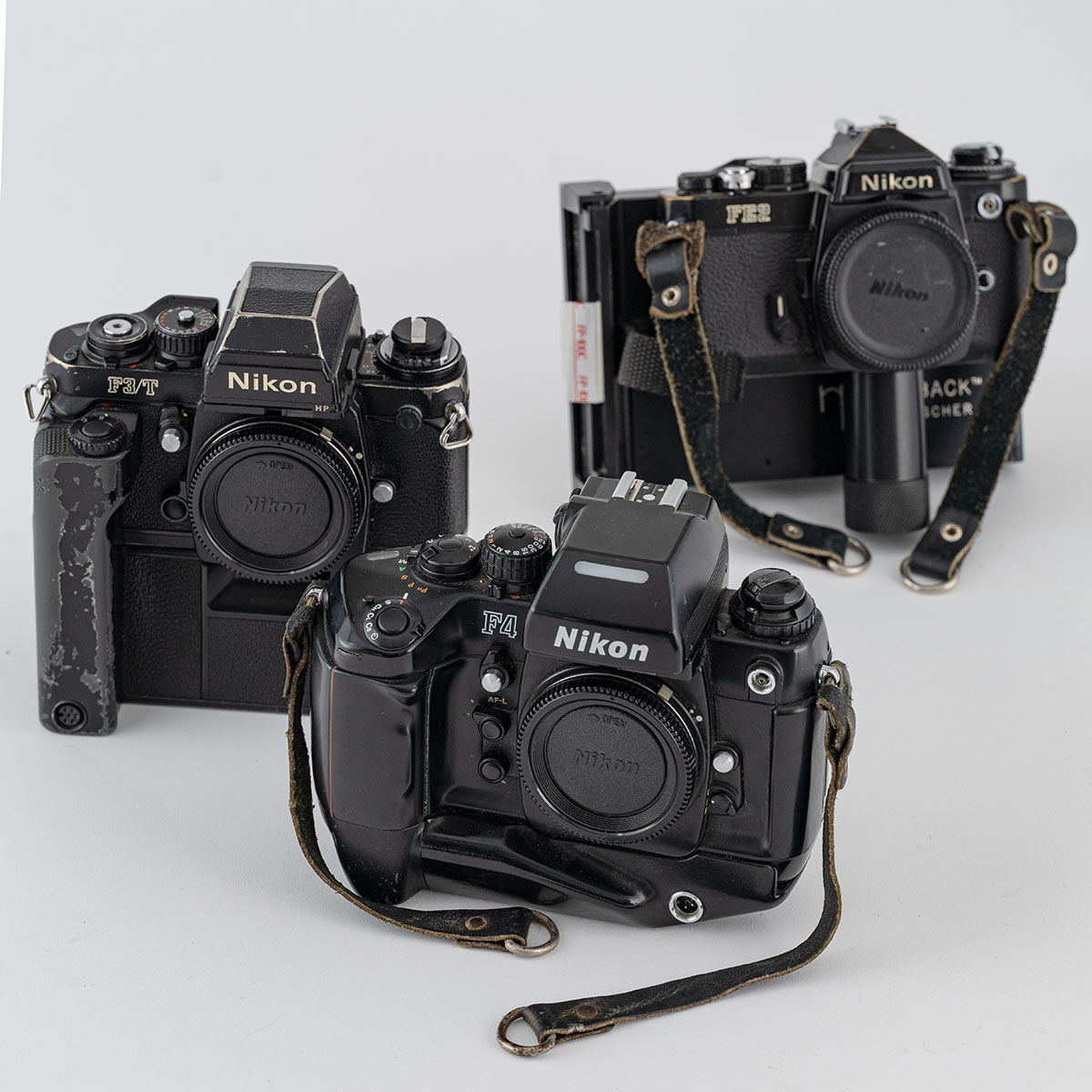 海外取材で使っていたカメラ。いずれもNikonで、「F3／T」「F4」「FE２ポラパック仕様」など。