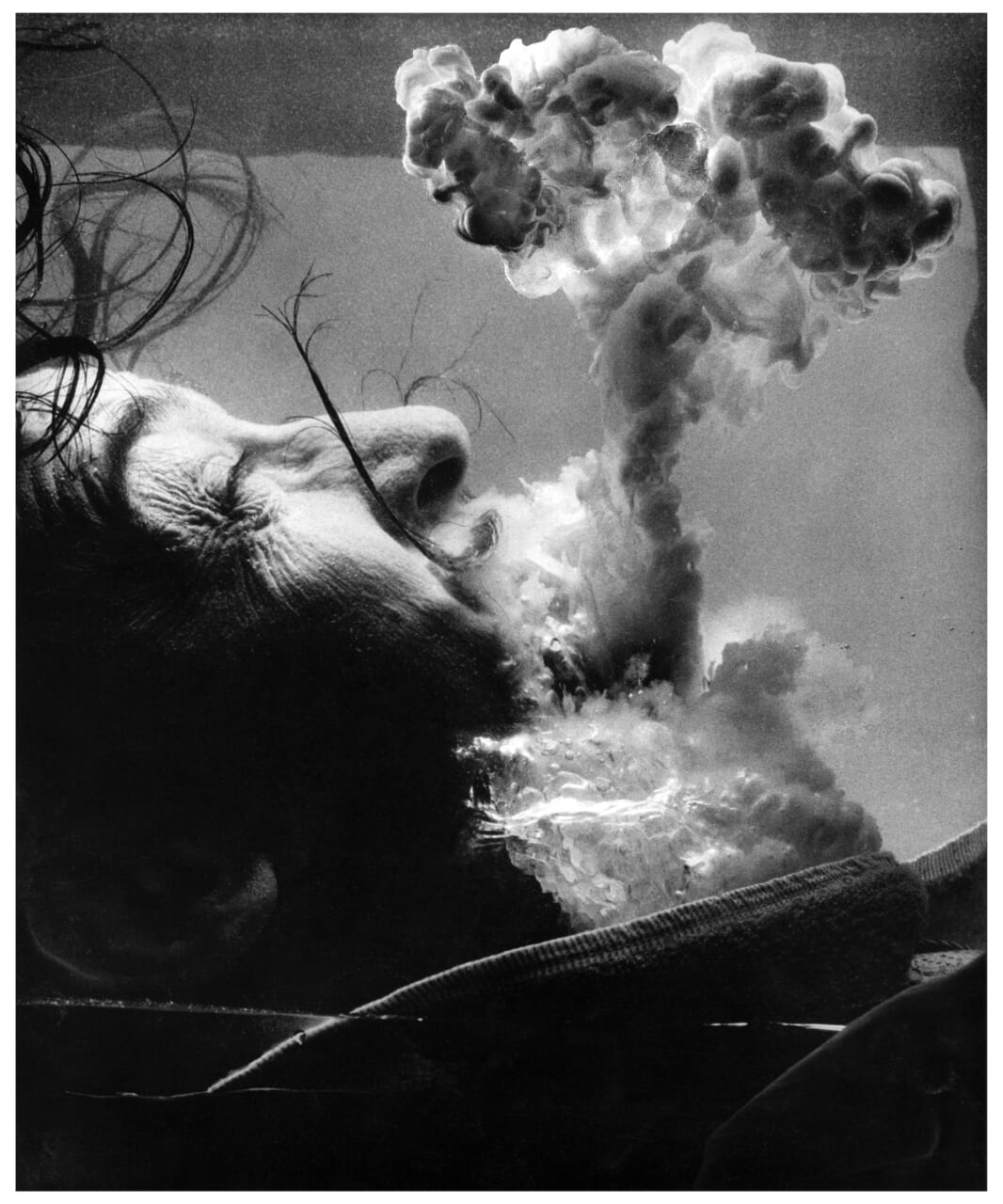 私は原子爆発に思いふける I Personally Indulge in Atomic Explosions 1954（Photo by Philippe Halsman © The Philippe Halsman Archive）