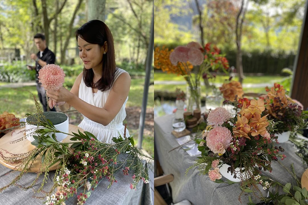 わざわざ台中市内から人気のお花の先生がいらして、森の中でナニこの良き体験。右が、のびのび大きくお花を生けてしまった私の作品。後に、生けた花は持って帰れると知る。近藤氏はお持ち帰りを想定し、小さめに生けていた（言ってよ）。