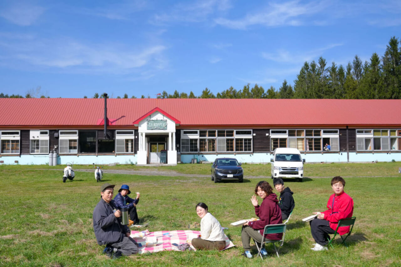 ▲宿泊はGA.KOPPER。この日は校庭でピクニックランチ。
撮影｜ほぼ日