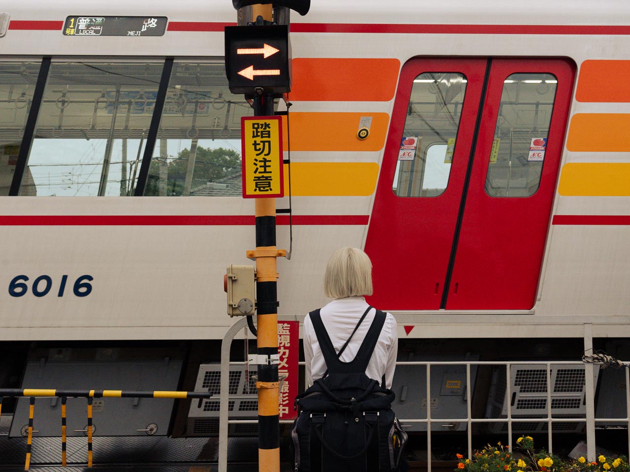 山陽電鉄の列車はキュートなオレンジ。