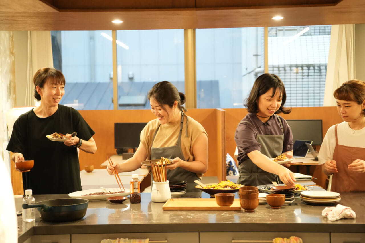 ▲おいしい料理に、次々と人が増えていきます。
撮影｜ほぼ日