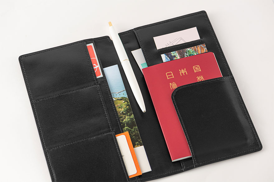 B JIRUSHI YOSHIDA / パスポートカバー（スムースブラック） - 手帳 
